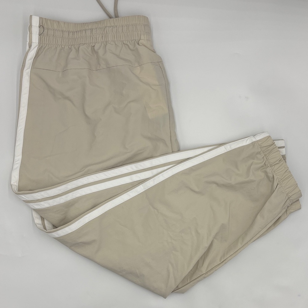 Adidas Essentials 3-Stripe Woven 7/8 Sportswear Pants in Wonder Alumina